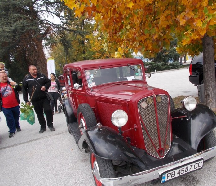 92-годишен Ford и уникална лимузина на изложението за американски коли в Панаира СНИМКИ