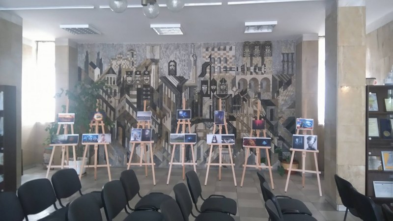 Монтират нова система за окачване на картини в библиотеката в Асеновград