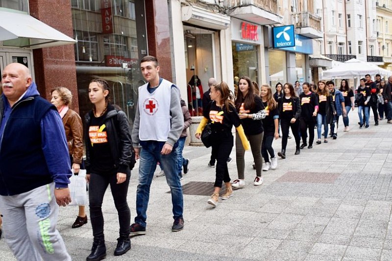 Стотици пловдивски ученици в мълчалив поход срещу трафика на хора СНИМКИ
