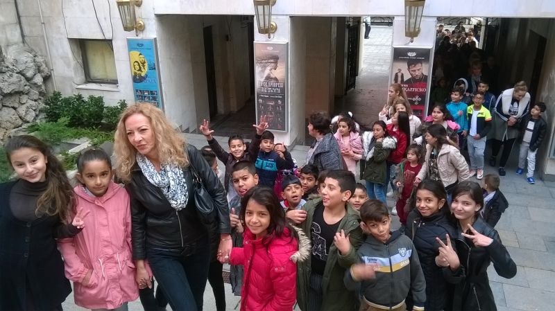 Столипиново отиде на мюзикъл! Над 200 родители и децата им окупираха Драматичния театър СНИМКИ
