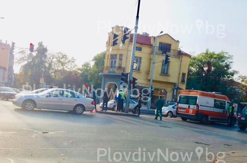 Три автомобила се удариха в Пловдив, на място има линейка СНИМКИ