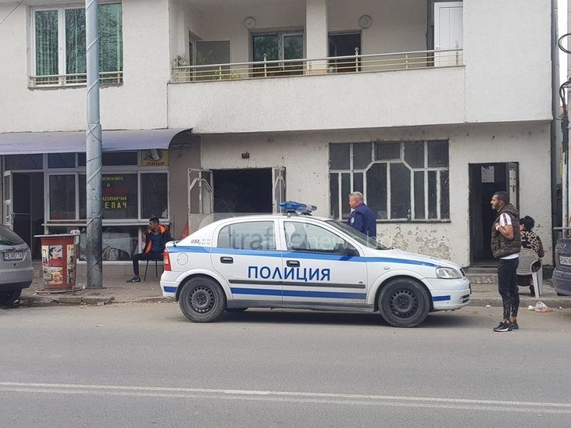 Акция! Униформени тарашат къща в Столипиново, изкараха мъж с белезници