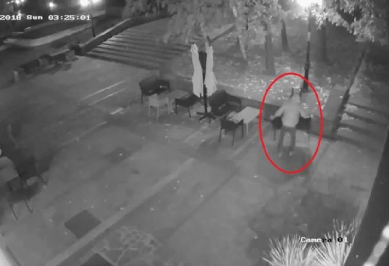 Млад мъж открадна пейка от заведение в Карлово ВИДЕО