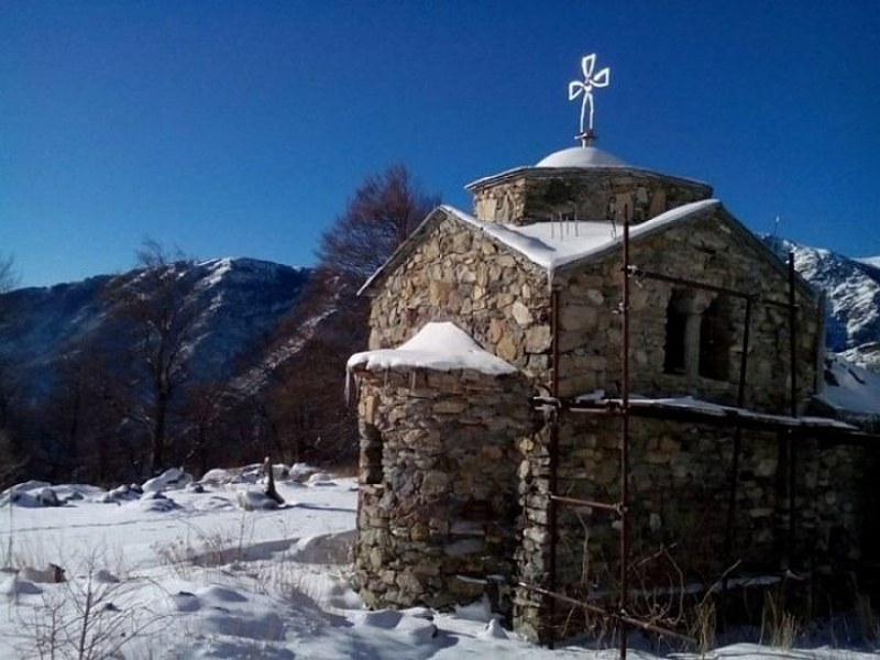 Митрополит Николай освещава параклиса, построен в памет на загиналите туристи в Стара планина