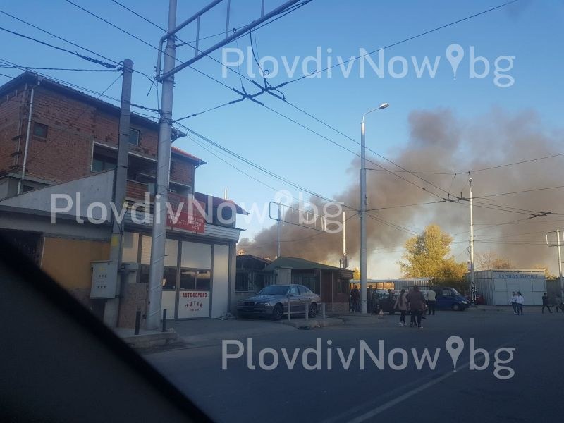 Голям пожар в Столипиново! Гъсти кълбета дим и страшни звуци се носят от местен склад  ВИДЕО и СНИМКИ