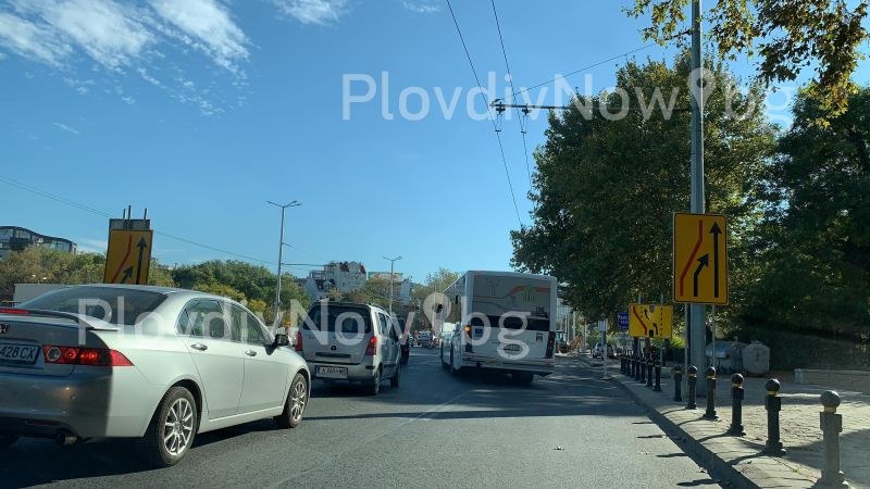 Пътни знаци създадоха хаос на централен пловдивски булевард ВИДЕО