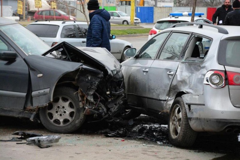 Три автомобила се помляха на пътя Пловдив-Пещера