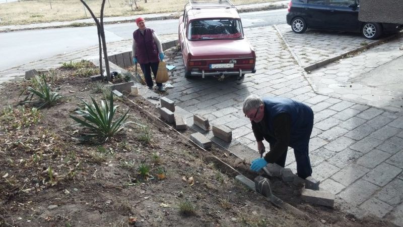 Добър пример! 70-годишни карловци преобразиха градинката пред блока