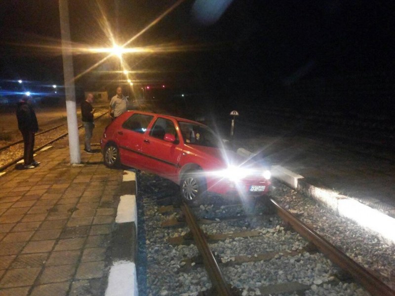 Автомобил кацна на релсите на гара Съединение СНИМКИ