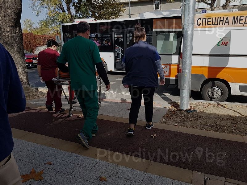 Мерцедец връхлетя младеж на пешеходна пътека в Пловдив СНИМКИ