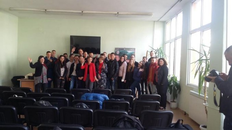 Младежки посланици на НАТО гостуваха в карловско училище