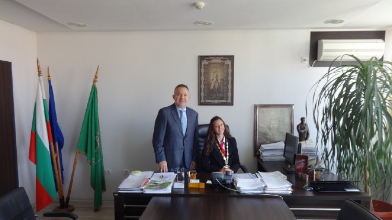 Виктория от СУ “Васил Левски“ стана кмет на община Карлово