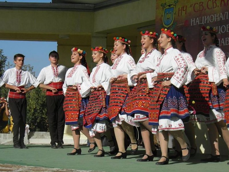 Любители певци и танцьори се надпяват и надиграват в Раковски