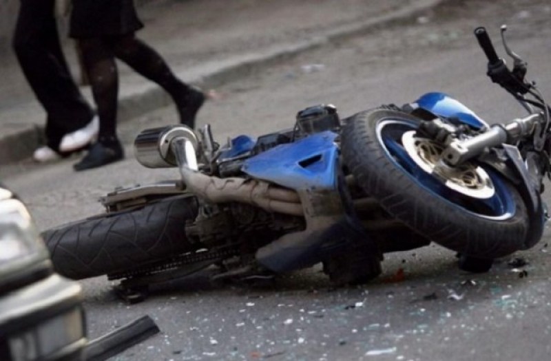 Млад моторист се блъсна в дърво край Асеновград, в болница е