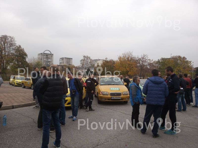 Таксиметровите шофьори в Пловдив: Работим на загуба! ВИДЕО