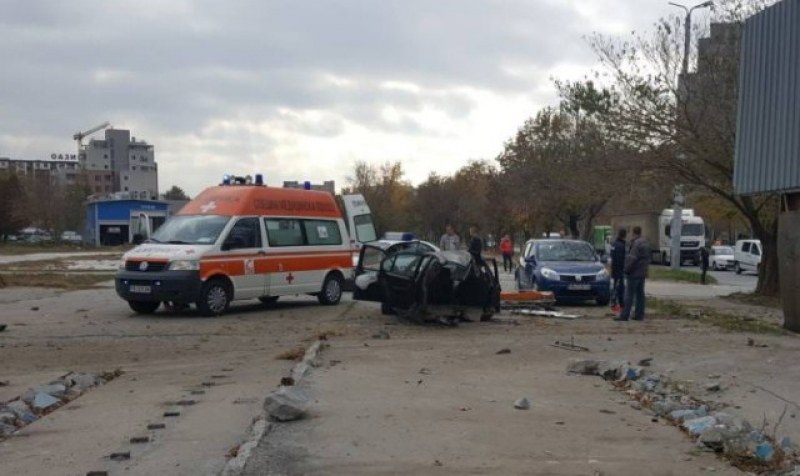 Автомобил се блъсна в дърво след катастрофа в друга кола в Пловдив