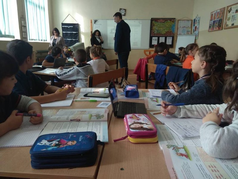 Децата в пловдивско школо решават задачи чрез QR кодове СНИМКИ