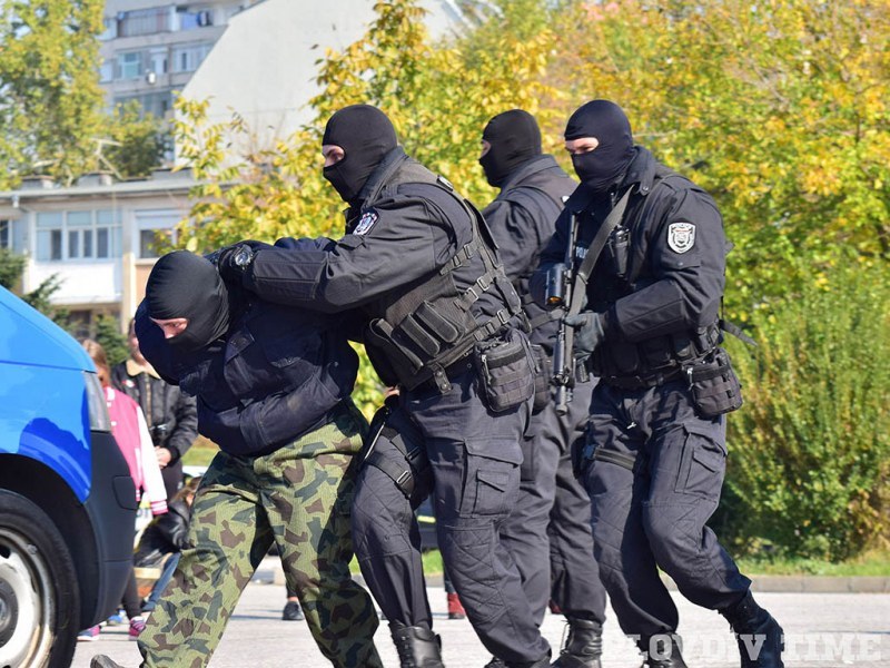 Спец полицаи със зрелищен екшън пред стадион “Пловдив“