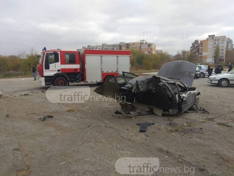 Задържаха шофьора на разцепената кола, спътникът му е в болница СНИМКИ