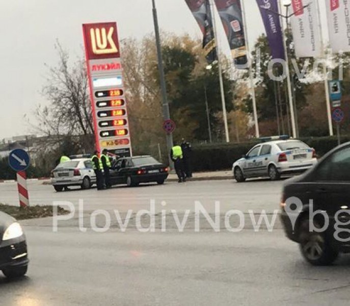 Зрелищна акция в Пловдив! Двама са задържани, полицаи тарашат автомобил