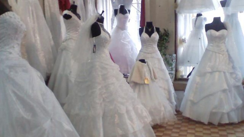 Сватбени ритуали на три етноса пресъздават в града на булчинските рокли