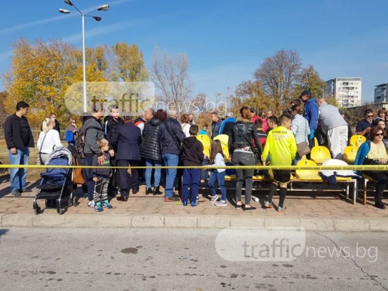 Дете си глътна езика и колабира на демонстрацията на командосите на Пловдив! СНИМКИ
