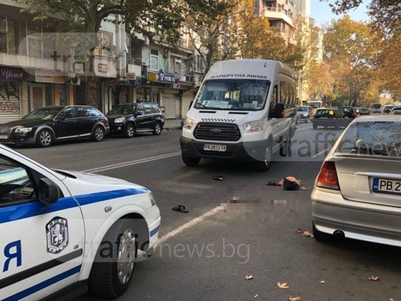 80-годишният мъж, блъснат от маршрутка, остава в болница СНИМКИ