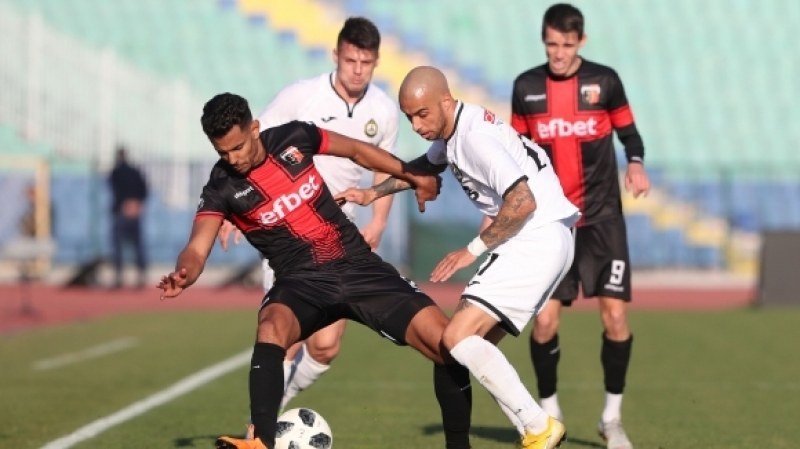 Локомотив Пловдив завърши срещу Славия 1:1, масов бой след мача ВИДЕО