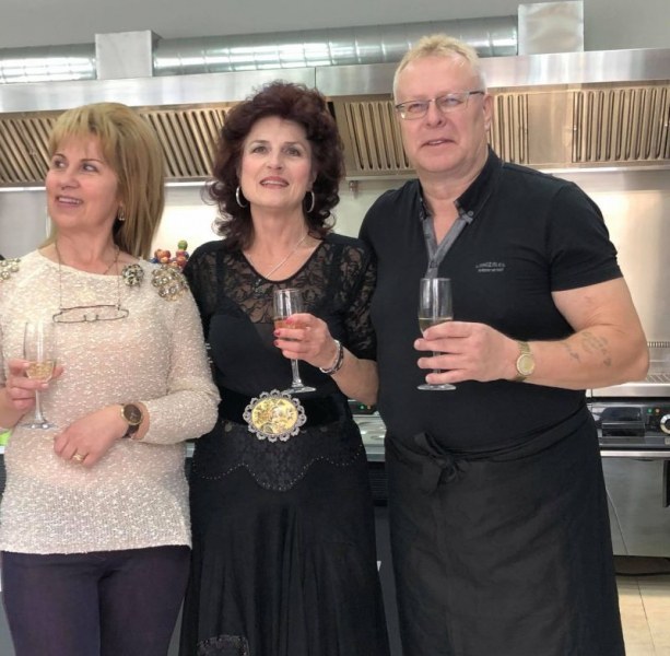 Немец, влюбен в Пловдив, отвори ресторант за вурстчета СНИМКИ