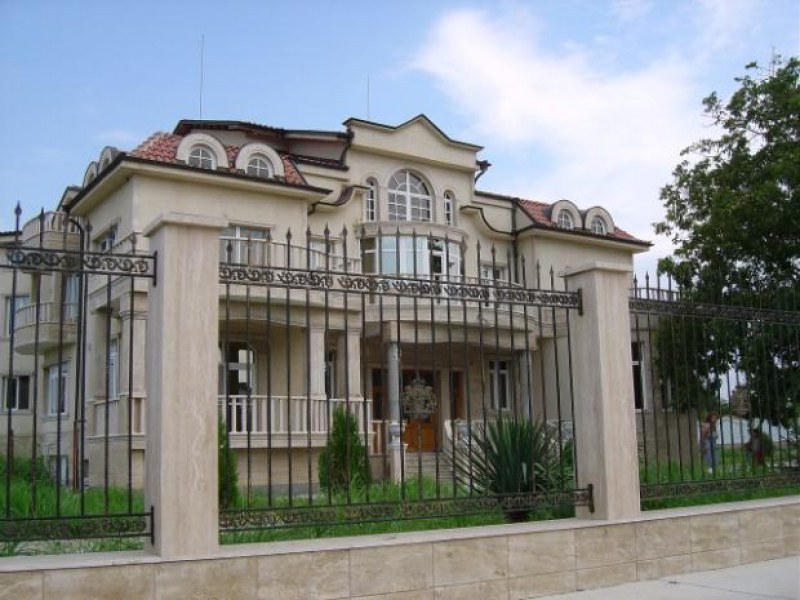 42 000 лeва данъци дължи за палатите си в Катуница Цар Киро