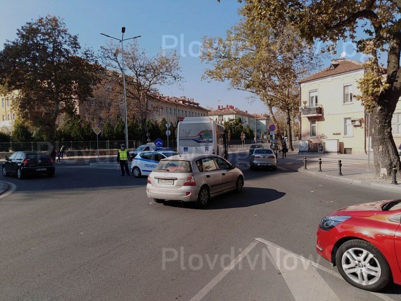 Блъснатата на бул. “Васил Априлов“ е 80-годишна жена, шофьорът на автобуса не я видял СНИМКИ