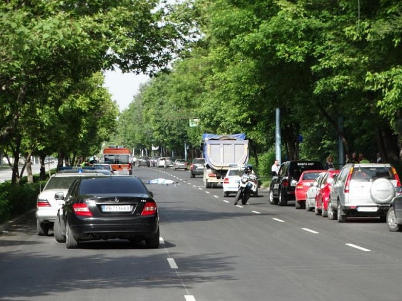 На косъм от пореден инцидент в Пловдив! Кола едва не отнесе млада майка и сина й на пешеходна пътека