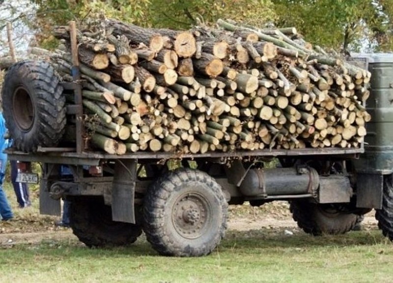 Спипаха нелегален тютюн в камион с дърва за огрев в Раковски