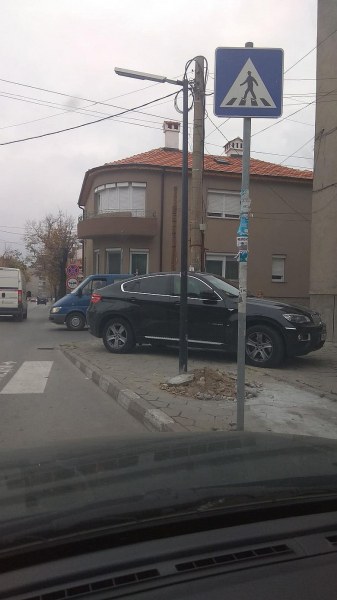 Караш BMW X6 – паркираш върху тротоара! СНИМКИ