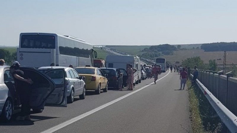 Пловдивчани в капан на магистралата след инцидент край Стара Загора