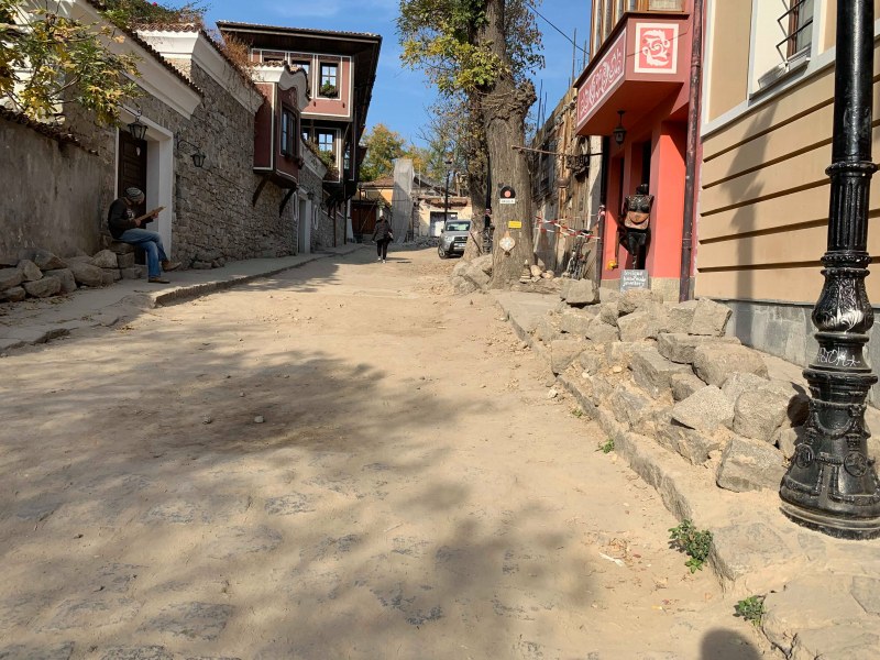 Месец преди ЕСК 2019: Пътят към “сърцето на Стария град“ се превърна в пясъчник