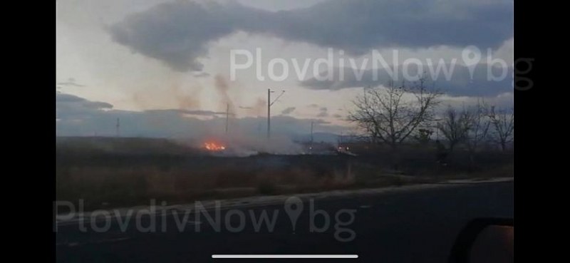 Пожар край Калояново! Горят сухи треви СНИМКИ и ВИДЕО