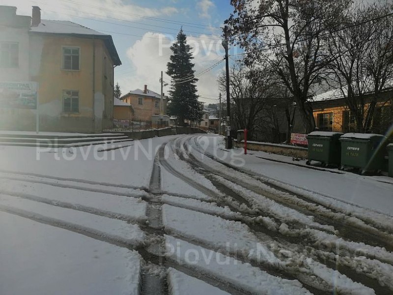 Зимата е тук! Бяла пелена покри асеновградско село СНИМКИ