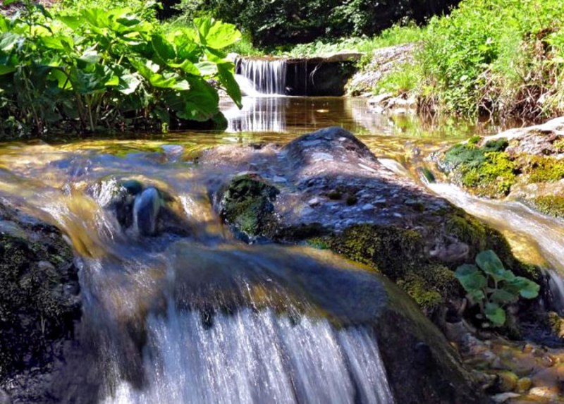 “Водопадът на лястовиците“ крие десетки стъпала, изкопани от идващите хора СНИМКИ