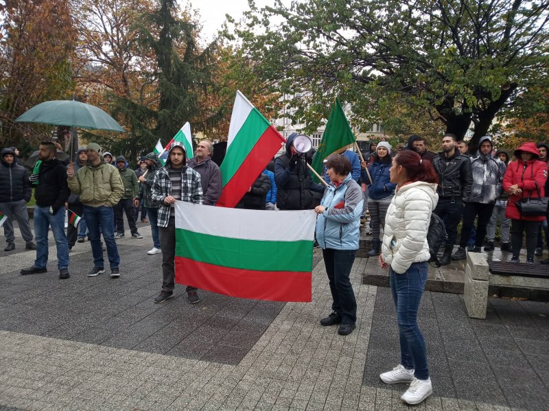 Протестиращите в Пловдив искат минимална заплата 800 лв. и минимална пенсия 450 лв СНИМКИ +ВИДЕО