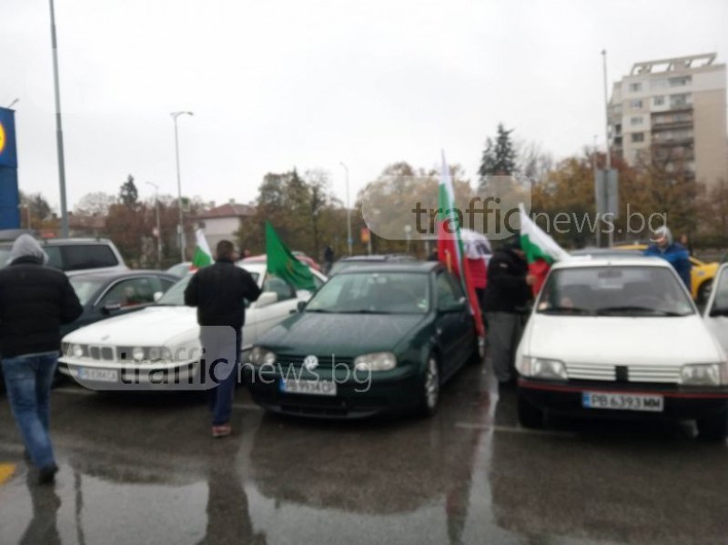 С гайди и патриотични песни протестиращите пловдивчани тръгнаха към София ВИДЕО