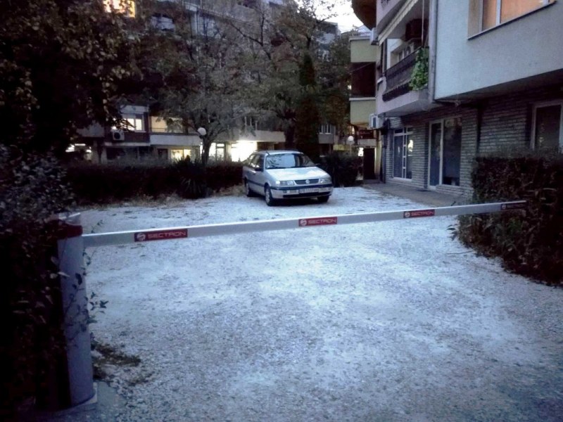 Асеновградчани скочиха срещу бариера, която им пречи да паркират пред домовете си