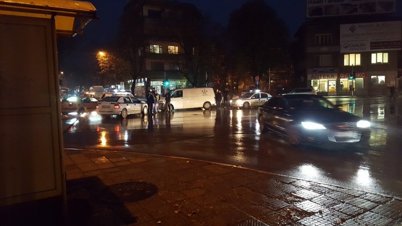 Кола и инкасо автомобил се сблъскаха в Асеновград, три патрулки пазят парите