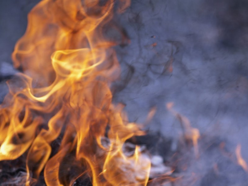 Пожар изпепели мерцедес в Пловдив