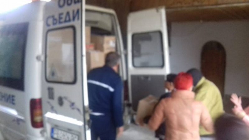 Над 20 кашона с топли дрехи дариха на сираци жителите на Съединение