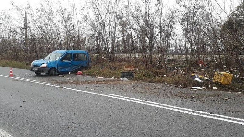 Катастрофа край Карлово! Автомобил се завъртя и излезе от пътното платно СНИМКИ