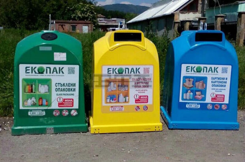 Цветни контейнери за разделно събиране на отпадъци поставиха край Хисаря