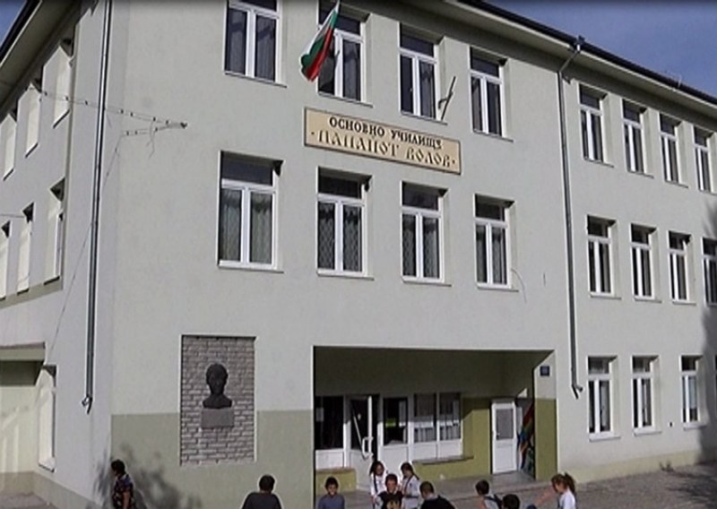 Подозират директор на асеновградско школо във финансова измама