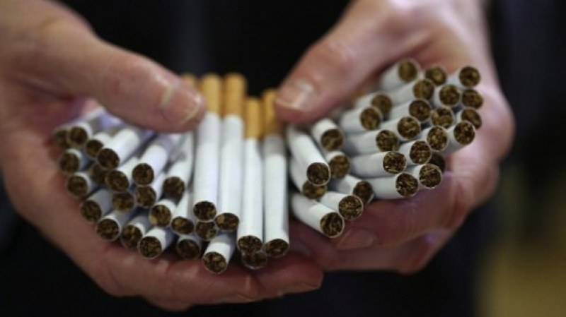 Поредна възрастна асеновградчанка изкара нелегални цигари на пазара, хванаха я