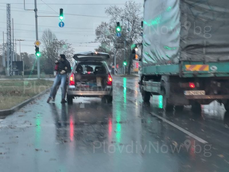 Бой на пловдивско кръстовище! Двама мъже спряха колите и започнаха да се налагат